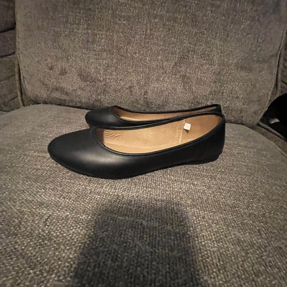 Universal Thread black flats